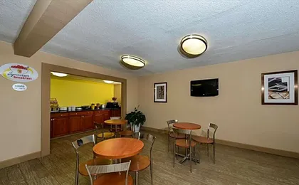Super 8 by Wyndham Clarksville Northeast