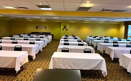 Days Inn & Suites by Wyndham Sutton Flatwoods