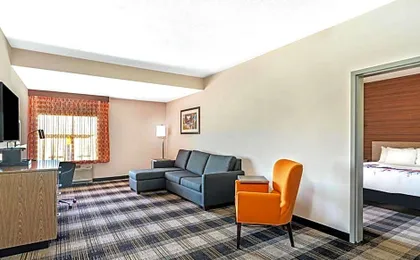 La Quinta Inn & Suites by Wyndham Oklahoma City Airport