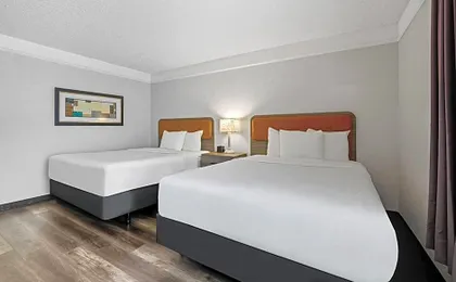 La Quinta Inn & Suites by Wyndham Miami Airport West