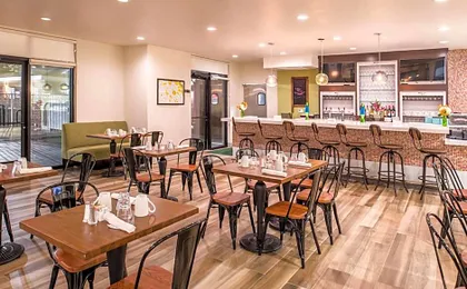 Holiday Inn and Suites Dallas-Addison By IHG