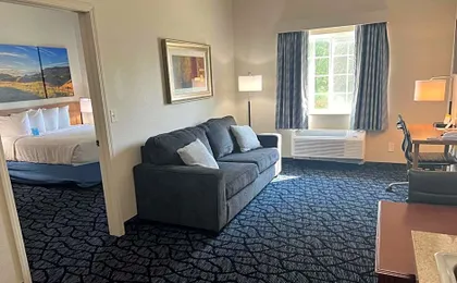 Days Inn & Suites by Wyndham Columbus NE