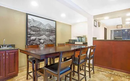 Super 8 by Wyndham Riverton