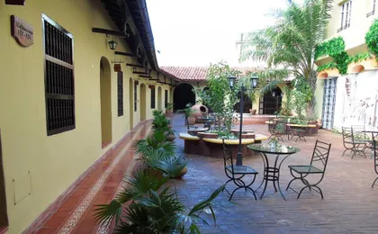 Hotel E Colonial