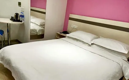 Yishi Liangpin Hotel (Shanghai Ruijin Hospital Jiading New Town Subway Station)