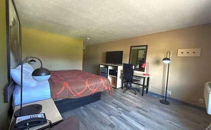 Super 8 by Wyndham Topeka/Wanamaker RD/I-70