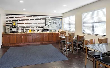 Super 8 by Wyndham Lindenhurst