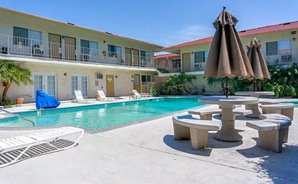 California Suites Hotel