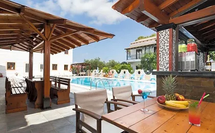 Lefkimi Hotel