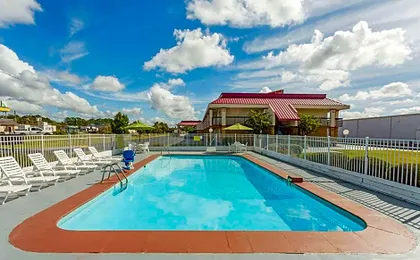 Super 8 by Wyndham Tifton