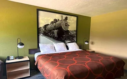Super 8 by Wyndham Topeka/Wanamaker RD/I-70