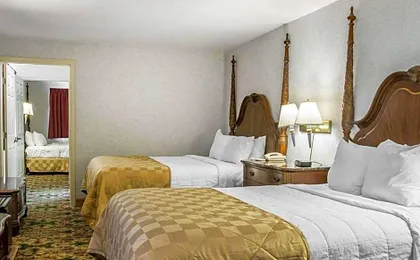 Clarion Hotel Mackinaw City Beachfront