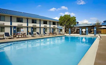 Days Inn & Suites by Wyndham Laredo