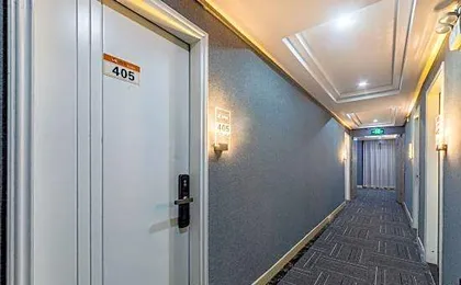 V8 Hotel