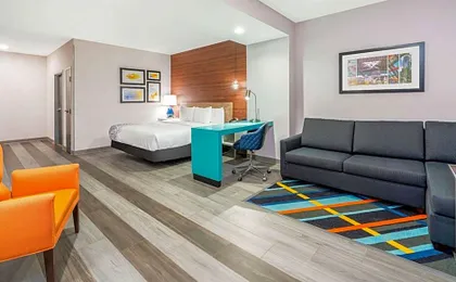 La Quinta Inn & Suites by Wyndham Oklahoma City Airport