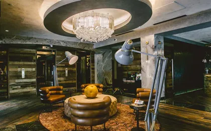 Bobby Hotel Lobby