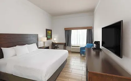 La Quinta Inn & Suites by Wyndham Laredo Airport