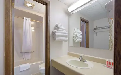Econo Lodge Inn & Suites Escanaba North