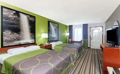 Super 8 by Wyndham Clarksville Northeast