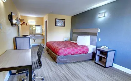 Econo Lodge at Military Circle