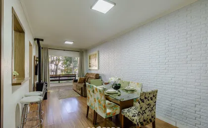 Apto espaçoso c/ lareira interna em Gramado AVP105