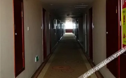 Super 8 Hotel (Hejing Swan Lake Road)