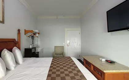 Warfield Hotel