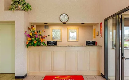 Econo Lodge Inn & Suites Gulfport Airport