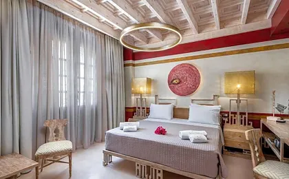 10GR Boutique Hotel & Wine Bar