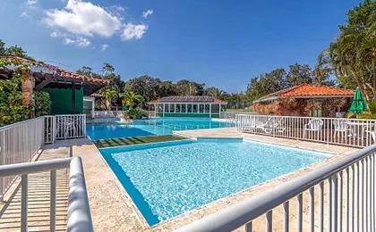 BZ49 Casa ampla em Condomínio Clube 350m da praia