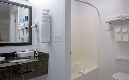 Travelodge by Wyndham Kamloops Mountview