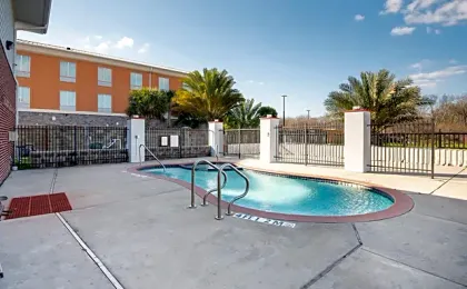 OYO Townhouse Clute Lake Jackson
