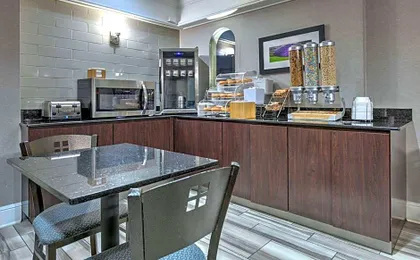 La Quinta Inn & Suites by Wyndham Dallas Uptown