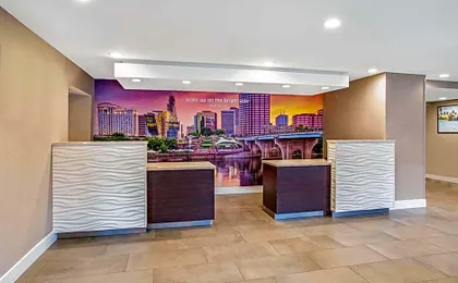 La Quinta Inn & Suites By Wyndham Hartford - Bradley Airport