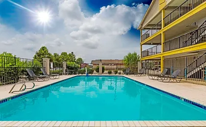 Super 8 by Wyndham Metairie