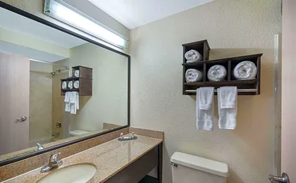 La Quinta Inn & Suites by Wyndham Memphis Airport Graceland