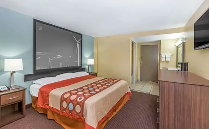 Super 8 by Wyndham Wichita Airport