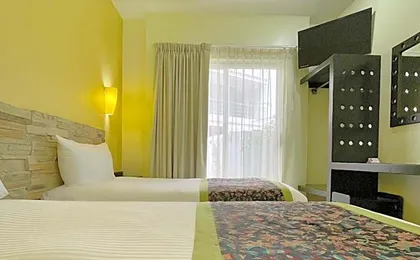 Seven Crown Express & Suites by Kavia