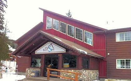 Fernie Slopeside Lodge