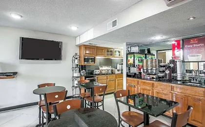 Econo Lodge Inn & Suites Memphis East