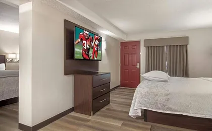 Red Roof Inn PLUS & Suites Erie