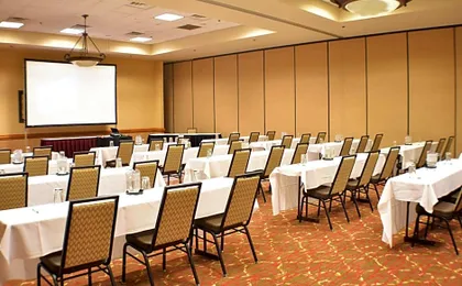 Ramada by Wyndham Sioux Falls Airport - Waterpark & Event Center