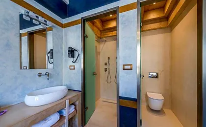 10GR Boutique Hotel & Wine Bar
