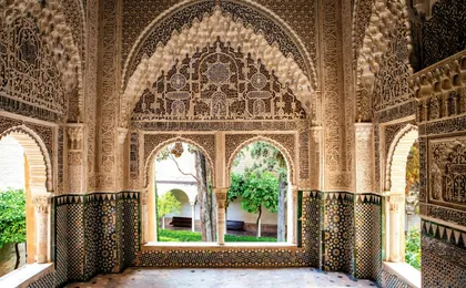 Alhambra official skip-the-line small group guided tour with full access