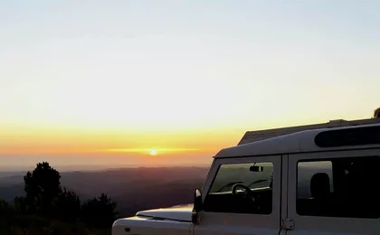Sintra sunset 4x4 tour with Port wine and traditional snacks