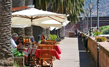 Market day in Bosa with guided tour and free time