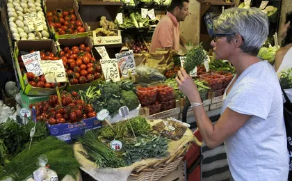 Market tour and dining experience at a Cesarina's home in Lucca