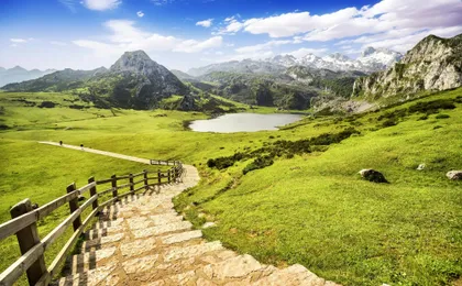 Day trip to Covadonga lakes, sanctuary, Cangas and Lastres from Gijón