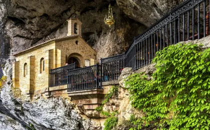 Day trip to Covadonga lakes, sanctuary, Cangas and Lastres from Gijón