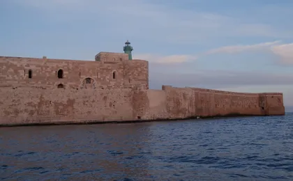 Siracusa 1-hour boat tour around Ortigia and sea caves adventure